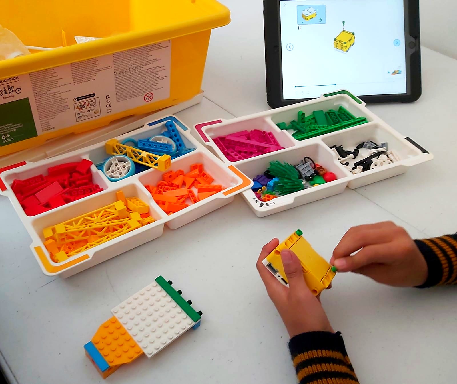Alumnos construyendo con Lego Education Spike